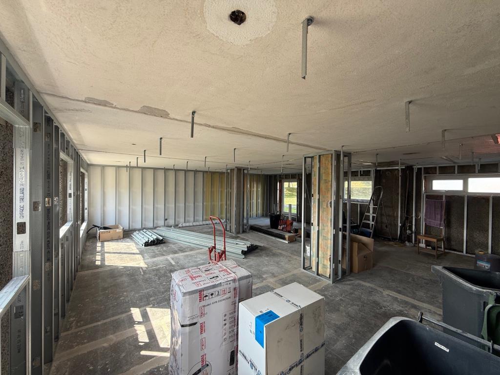 Lot: 175 - GROUND FLOOR FLAT FOR IMPROVEMENT - Alternative view of room with building materials